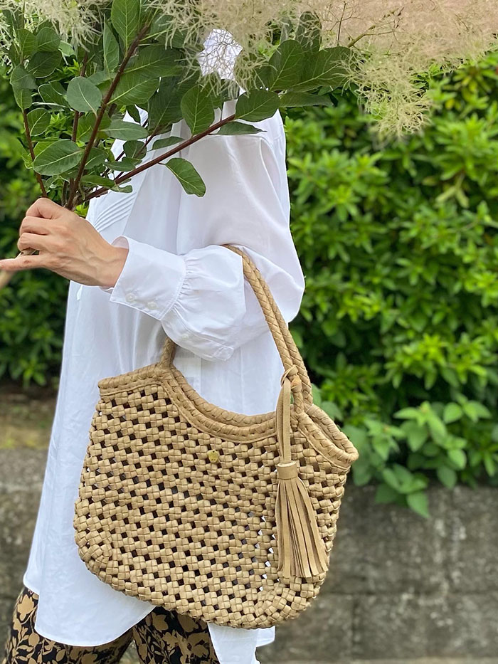ノートルファボリのレザーメッシュバッグを白シャツに合わせた大人の夏コーデ