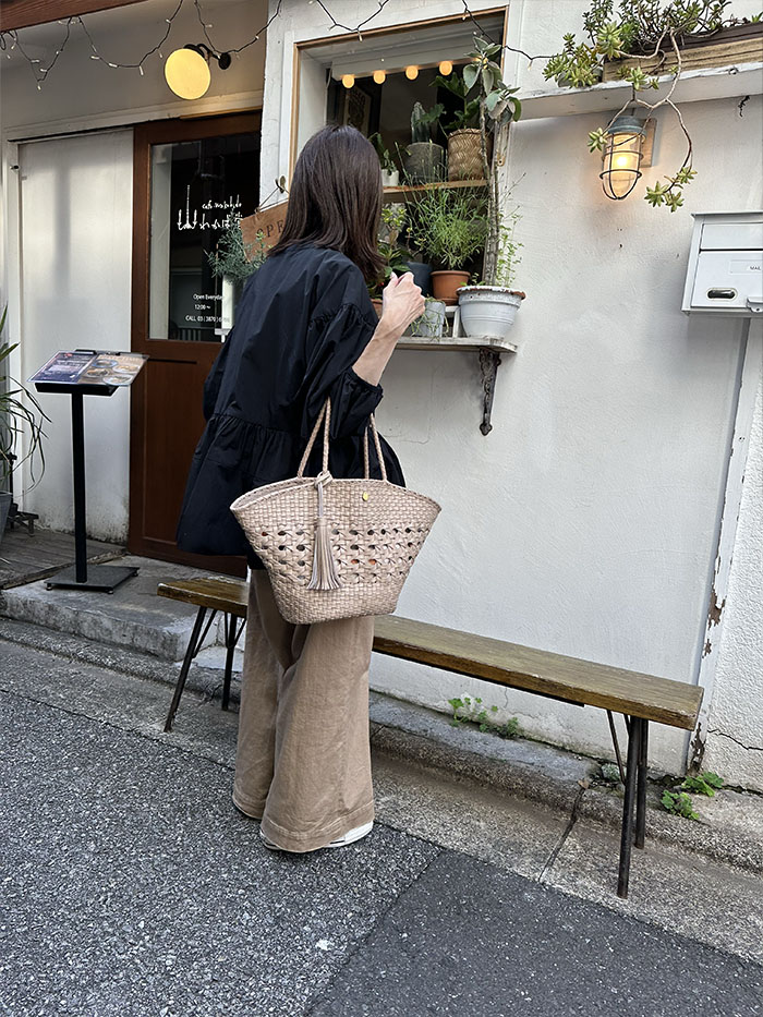 ノートルファボリのレザーメッシュバッグ。旅行や街歩きにちょうどいい、軽くてやわらかな本革メッシュバッグ（メイベル・ミックスメッシュ）