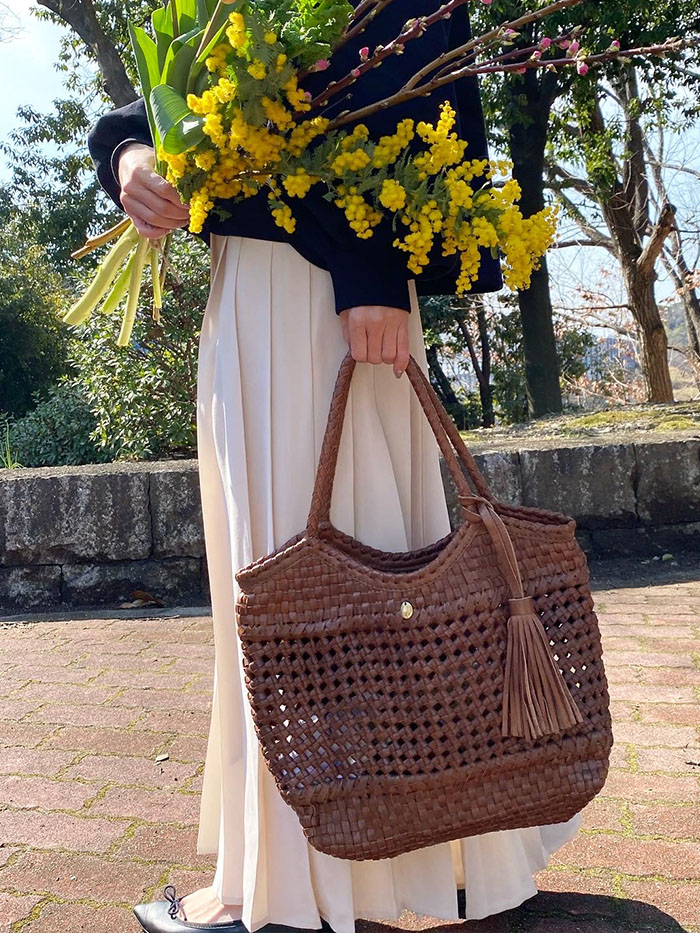 ノートルファボリのレザーメッシュバッグとミモザを持つ春夏の大人コーデ