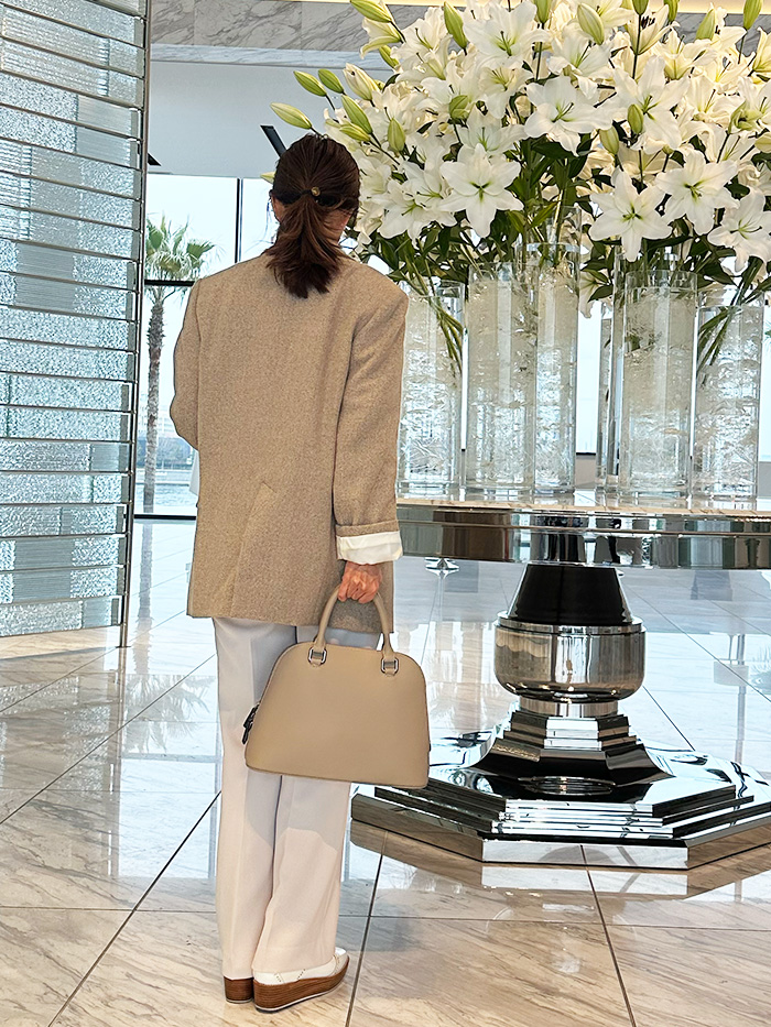 ホテルのロビーの50代女性とセレモニーにも使用できるハンドバッグ（ブランシュ）