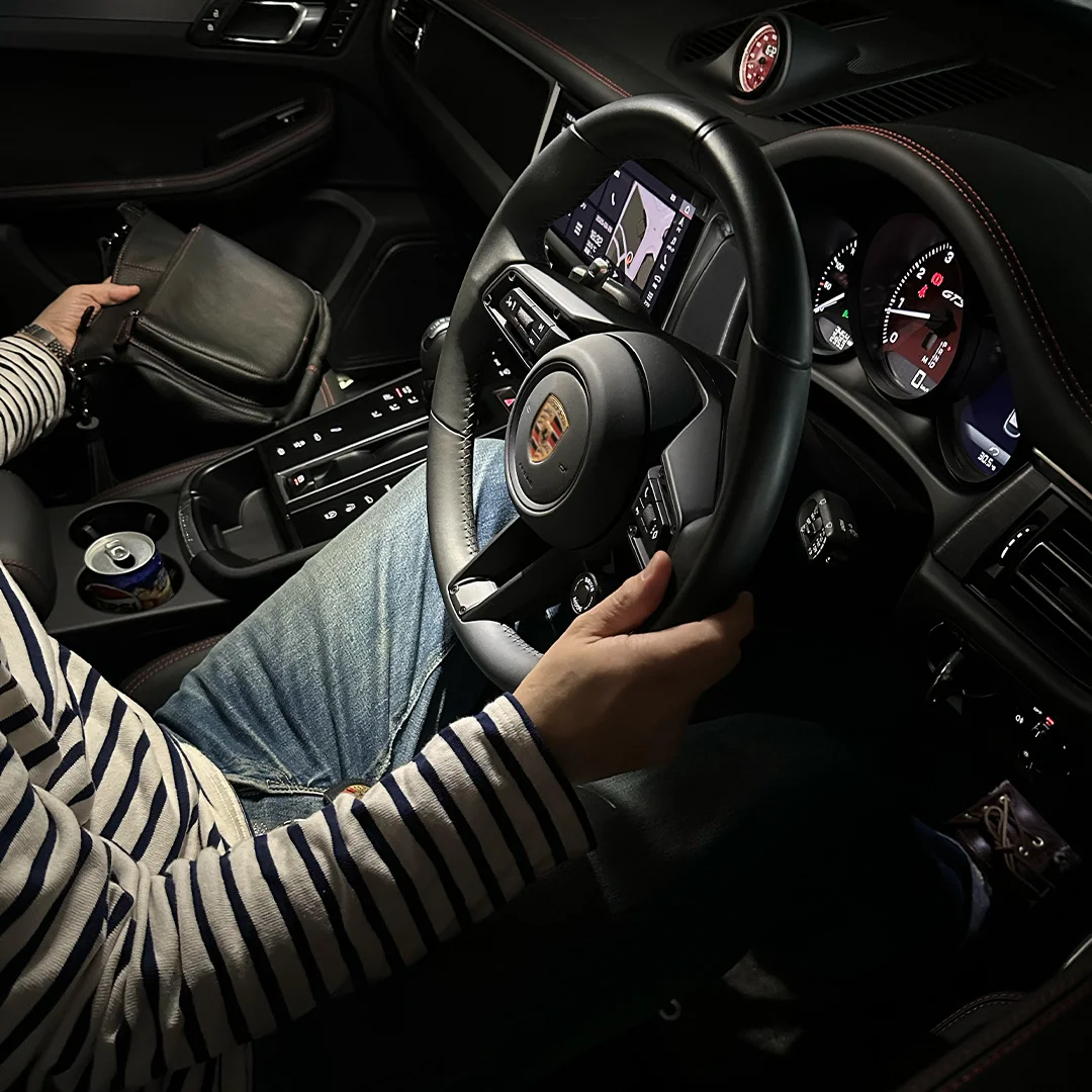 スポーツカーの助手席にフィットするショルダーバッグ（GT-スポーツシリーズ）