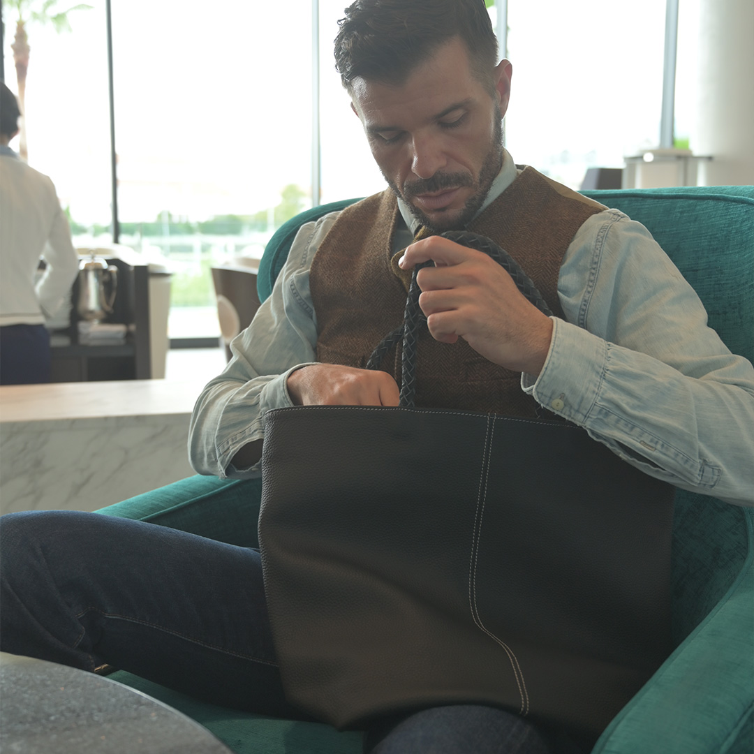 芦屋ベイコート倶楽部のラウンジでトートバッグを広げる（GT-スポーツシリーズ）