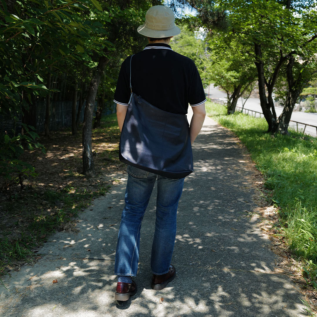 大容量なのに身体にフィットする柔らかい革の質感が堪らないショルダーバッグ（メンズ ドミニク）