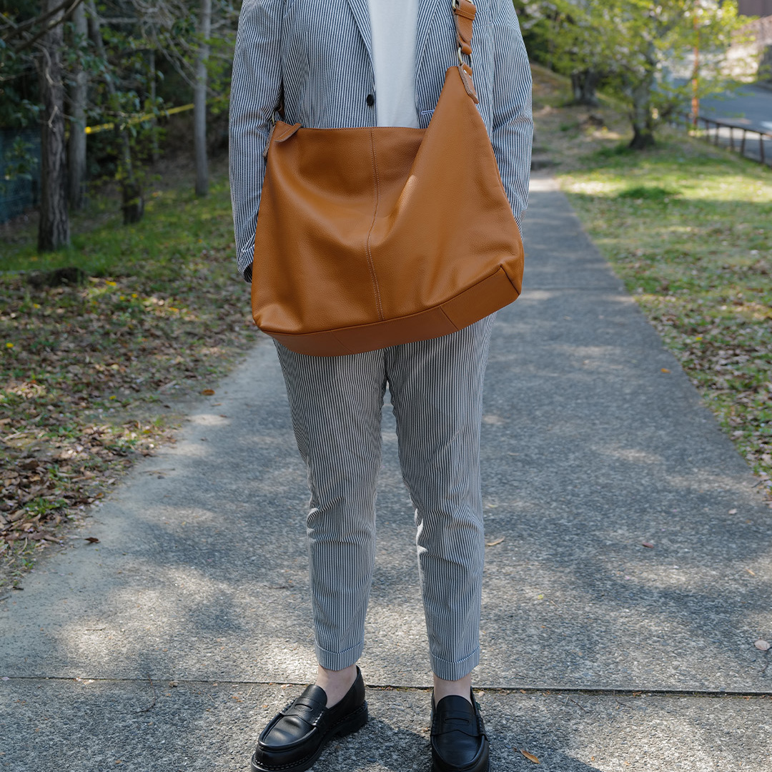 大容量なのに身体にフィットする柔らかい革の質感が堪らないショルダーバッグ（メンズ ドミニク）