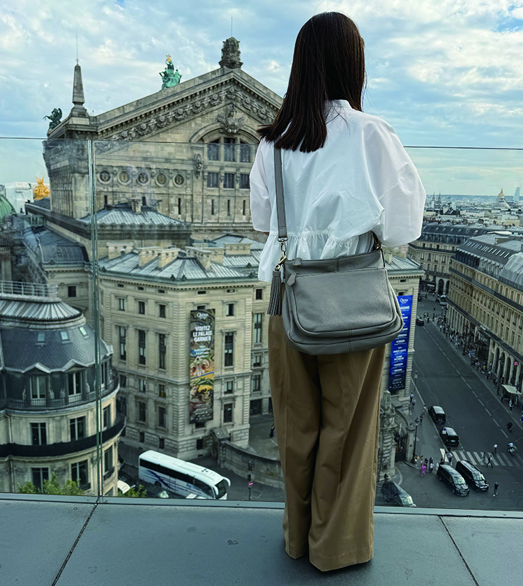 パリのオペラ座を見下ろす景色に映える旅行に最適なショルダーバッグ（アリエル・プラス・ゴート）